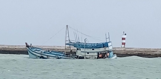 Tàu chìm ở đảo Phú Quý: Cơ bản đã khắc phục được sự cố tràn dầu tau chim o dao phu quy co ban da khac phuc duoc su co tran dau