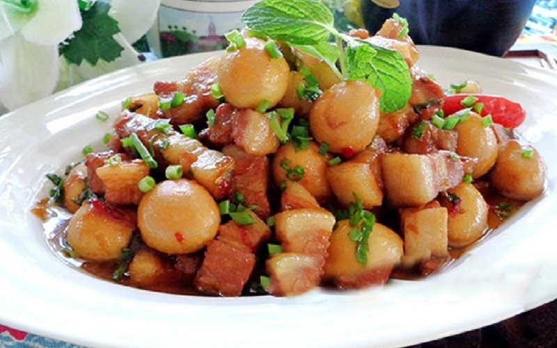 Cách kho thịt lợn với trứng cút chuẩn vị, đậm đà nhất cach kho thit lon voi trung cut chuan vi dam da nhat