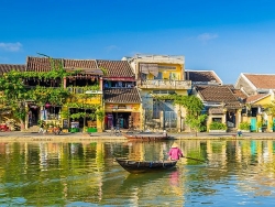 co gai khoa than tren noc pho co hoi an phan cam dang len an