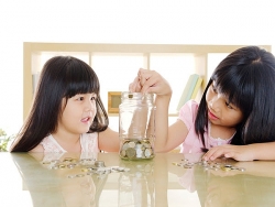 nguy hiem khon luong tu viec bo me ep con phai om hon nguoi khac