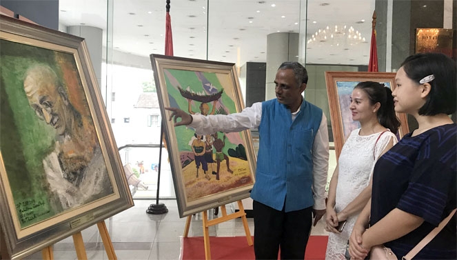 Chân dung "cha già dân tộc" Ấn Độ Mahatma Gandhi trong tranh của hoạ sỹ Văn Dương Thành chan dung cha gia dan toc an do mahatma gandhi trong tranh cua hoa sy van duong thanh