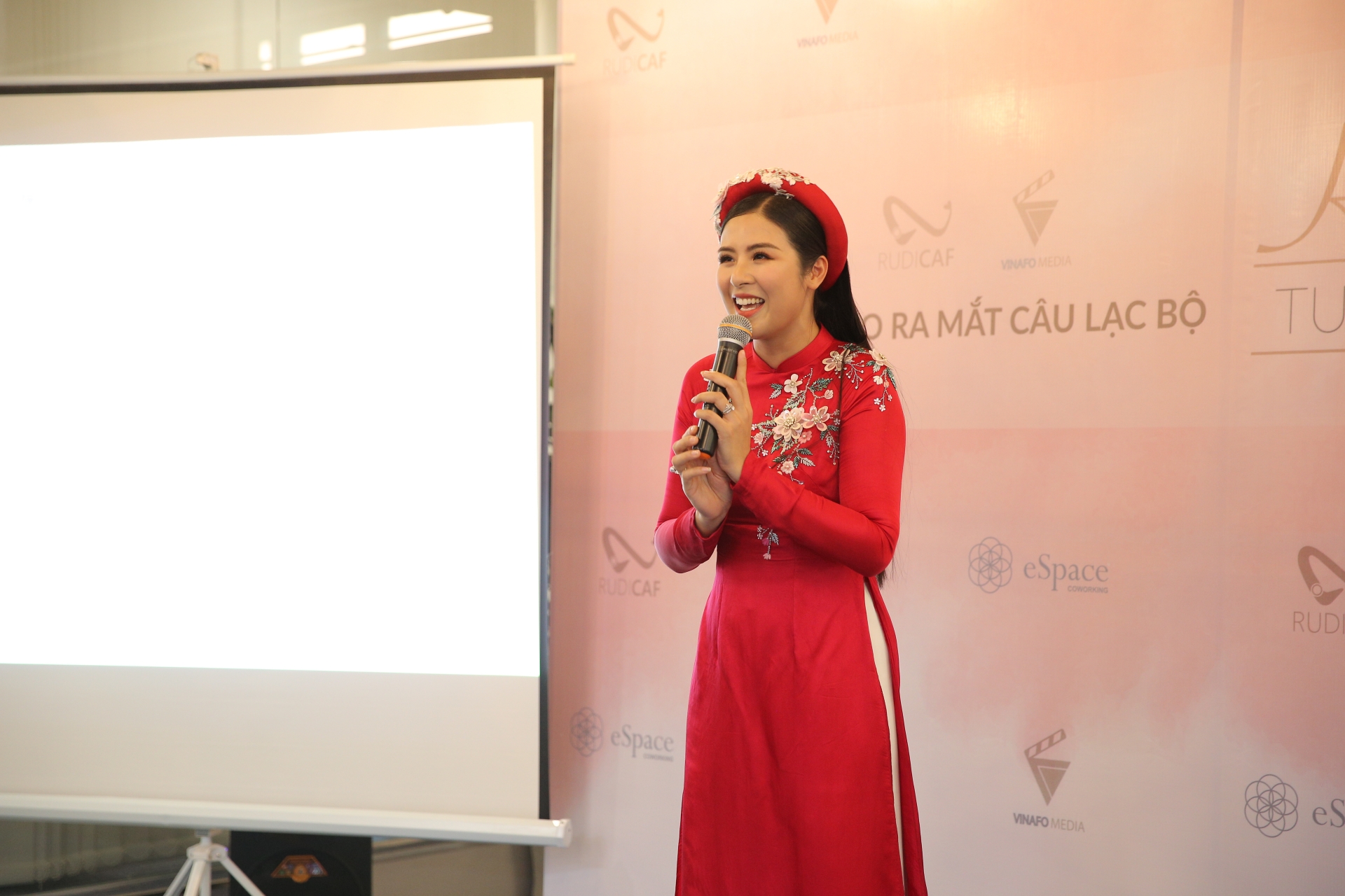 Hoa hậu Ngọc Hân: "Tôi có duyên làm mai mối nhưng chưa đám nào thành công" hoa hau ngoc han toi co duyen lam mai moi nhung chua dam nao thanh cong
