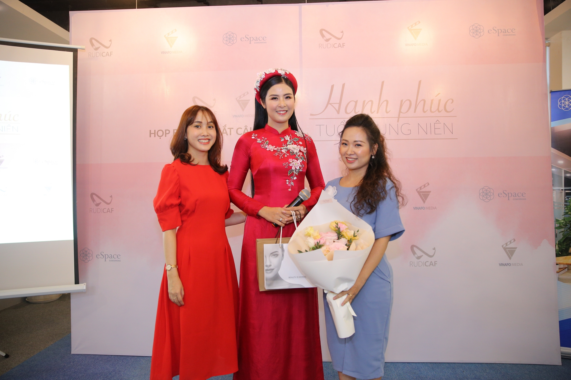 Hoa hậu Ngọc Hân: "Tôi có duyên làm mai mối nhưng chưa đám nào thành công" hoa hau ngoc han toi co duyen lam mai moi nhung chua dam nao thanh cong