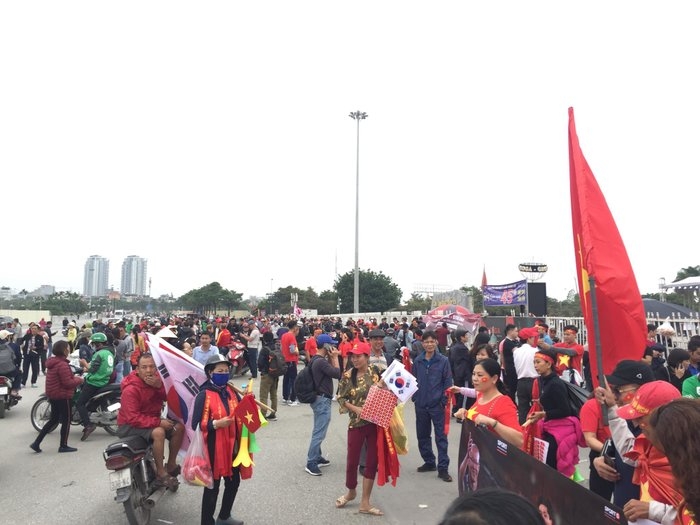Muôn kiểu cổ động đội tuyển Việt Nam trước giờ khai bóng với UAE muon kieu co dong doi tuyen viet nam truoc gio khai bong voi uae