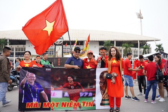 Muôn kiểu cổ động đội tuyển Việt Nam trước giờ khai bóng với UAE muon kieu co dong doi tuyen viet nam truoc gio khai bong voi uae