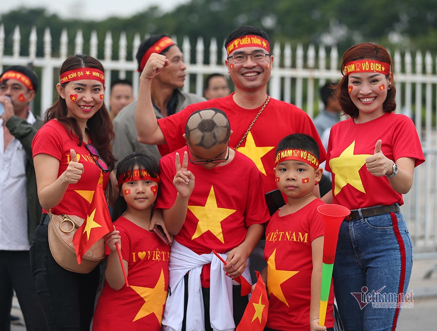 Muôn kiểu cổ động đội tuyển Việt Nam trước giờ khai bóng với UAE muon kieu co dong doi tuyen viet nam truoc gio khai bong voi uae