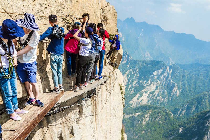 Sảy chân là rơi xuống vực, nhưng du khách vẫn leo hơn 2000m để uống trà trên đỉnh núi Hoá Sơn say chan la roi xuong vuc nhung du khach van leo hon 2000m de uong tra tren dinh nui hoa son