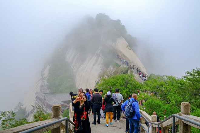Sảy chân là rơi xuống vực, nhưng du khách vẫn leo hơn 2000m để uống trà trên đỉnh núi Hoá Sơn say chan la roi xuong vuc nhung du khach van leo hon 2000m de uong tra tren dinh nui hoa son