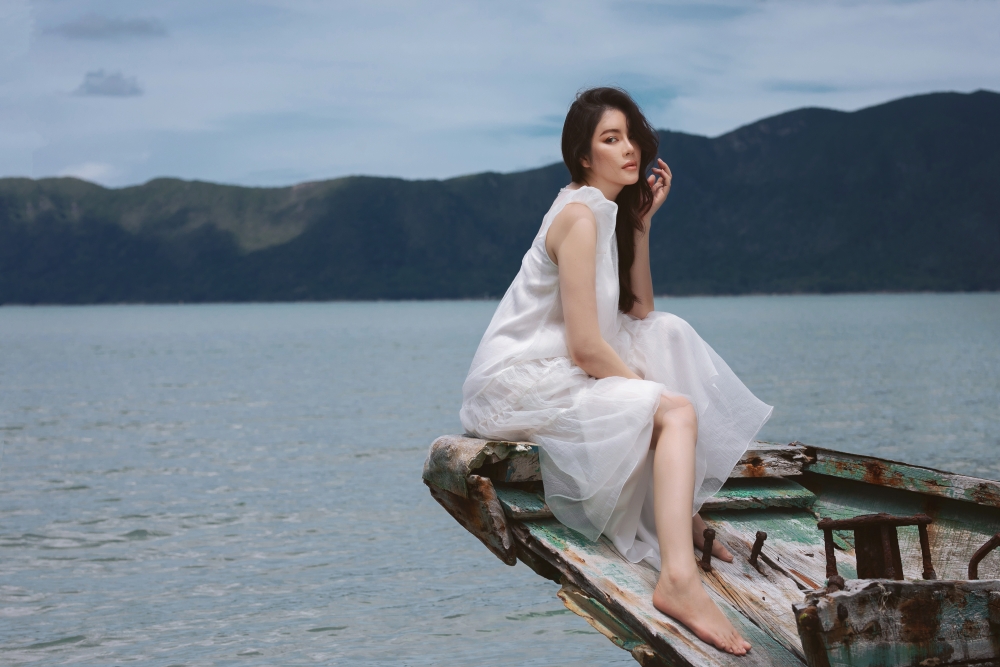 Lý Nhã Kỳ khoe nhan sắc bay bổng với những shoot hình ở bãi biển 1939 linh6372