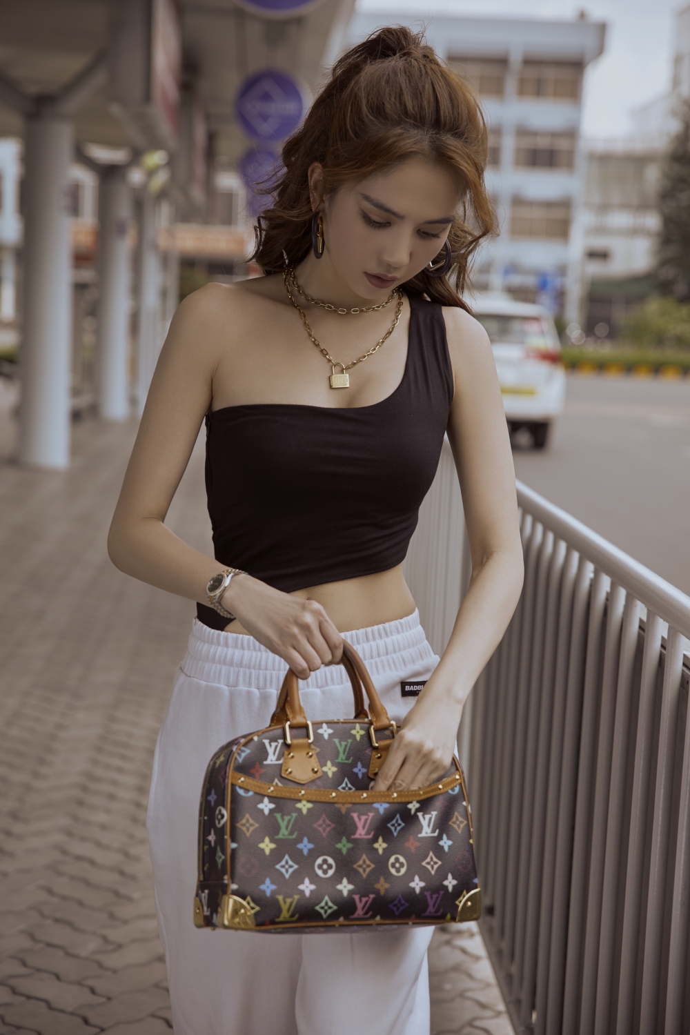 Ngọc Trinh khoe vòng eo con kiến tại sân bay, biến phi trường thành sàn diễn thời trang