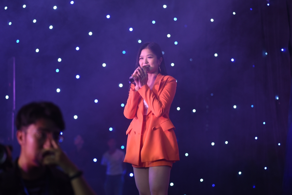 Erik - Suni Hạ Linh nắm tay nhau ngọt ngào trên sân khấu trong đêm dạ tiệc của các bạn học sinh cấp 3 Erik - Suni Hạ Linh nắm tay nhau ngọt ngào trên sân khấu trong đêm dạ tiệc của các bạn học sinh cấp 3