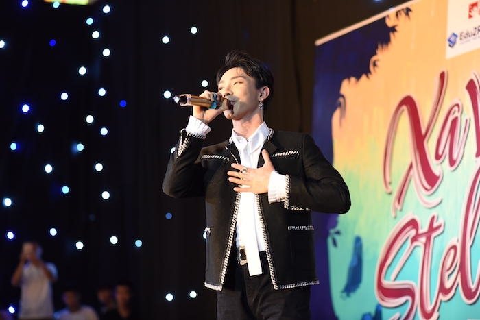 Erik - Suni Hạ Linh nắm tay nhau ngọt ngào trên sân khấu trong đêm dạ tiệc của các bạn học sinh cấp 3 Erik - Suni Hạ Linh nắm tay nhau ngọt ngào trên sân khấu trong đêm dạ tiệc của các bạn học sinh cấp 3