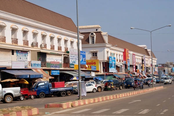 ຈຳປາສ ກຄວບຄ ມການຂ ນສ ງທາງບ ກ ລະຫວ າງປະເທດ ເພ ອປ ອງກ ນໂຄວ ດ 19