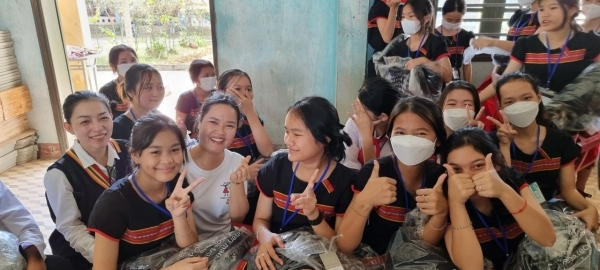CHIA ອຸປະຖໍາເສື້ອກັນໜາວເກືອບ 2.000 ຜືນໃຫ້ປະຊາຊົນທີ່ປະສົບກັບຄວາມ ຫຍຸ້ງຍາກຢູ່ແຂວງກວາງນາມ CHIA ອຸປະຖໍາເສື້ອກັນໜາວເກືອບ 2.000 ຜືນໃຫ້ປະຊາຊົນທີ່ປະສົບກັບຄວາມ ຫຍຸ້ງຍາກຢູ່ແຂວງກວາງນາມ
