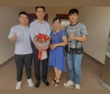 ພໍ່ແມ່ຮັກຂອງນັກສຶກສາລາວ ເຊີງບໍ່ຮ່ວມສາຍເລືອດດຽວກັນ ແຕ່ຄືກັບເລືອດເນື້ອເຊື້ອໄຂດຽວກັນ