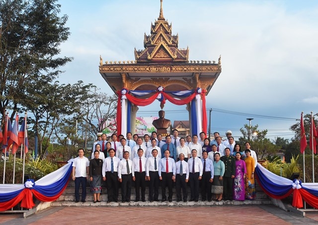 ເພີ່ມພູນຄູນສ້າງການພົວພັນມິດຕະພາບ ຫວຽດນາມ ແລະ ລາວ ໃຫ້ຂຽວສົດງົດງາມ ໝັ້ນຄົງທະນົງແກ່ນຈົນຊົ່ວກະລະນານ ເພີ່ມພູນຄູນສ້າງການພົວພັນມິດຕະພາບ ຫວຽດນາມ ແລະ ລາວ ໃຫ້ຂຽວສົດງົດງາມ ໝັ້ນຄົງທະນົງແກ່ນຈົນຊົ່ວກະລະນານ