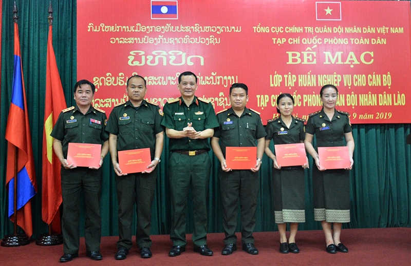 ປິດຊຸດຝຶກອົບຮົມໃຫ້ແກ່ພະນັກງານວາລະສານປ້ອງກັນຊາດ ກອງທັບປະຊາຊົນລາວ