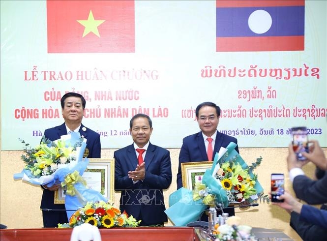ມອບຫຼຽນໄຊຂອງພັກ ແລະ ລັດລາວ ໃຫ້ພະນັກງານກະຊວງພາຍໃນ ແລະ ຄະນະກຳມະການແນວໂຮມປະເທດຊາດ ຫວຽດນາມ