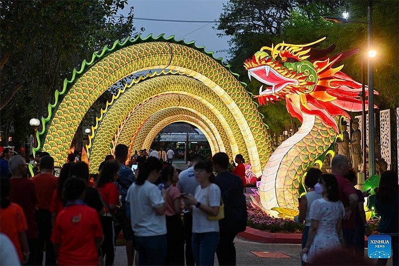 ບັນຍາກາດຄຶກຄື້ນເພື່ອສະເຫຼີມສະຫຼອງປີມັງກອນທົ່ວໂລກ ບັນຍາກາດຄຶກຄື້ນເພື່ອສະເຫຼີມສະຫຼອງປີມັງກອນທົ່ວໂລກ
