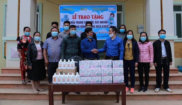 ອ ງການ world vision ປະເທດຫວຽດນາມ ບ ລ ຈາກອ ປະກອນການແພດ ໃຫ ປະຊາຊ ນດ ຽນບຽນ