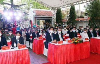 ຖະຫວາຍທູບທຽນ ສະເຫຼີມສະຫຼອງວັນຄ້າຍວັນເກີດ 110 ປີ ຂອງທ່ານ ເລວັນເລຶອງ ຢູ່ແຂວງຮຶງອ່ຽນ