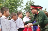 ກະຊວງປ້ອງກັນປະເທດຫວຽດນາມ ມອບຂອງຂວັນໃຫ້ປະຊາຊົນເຂດຊາຍແດນສປປ.ລາວ