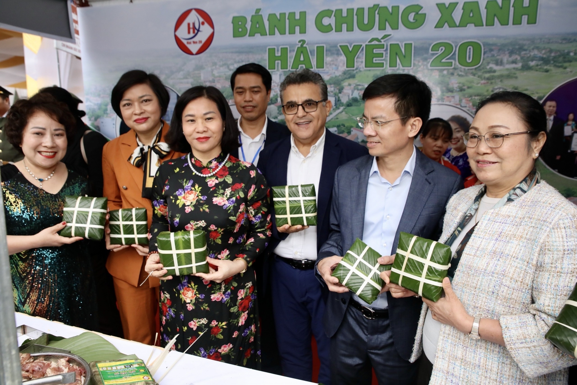 ການທ່ອງທ່ຽວຊົມທິວທັດຍາມລະດູບານໃໝ່ມິດຕະພາບ - ວັນບຸນເພື່ອສໍາຜັດກັບວັດທະນະທໍາຫວຽດນາມຂອງເພື່ອນມິດສາກົນ