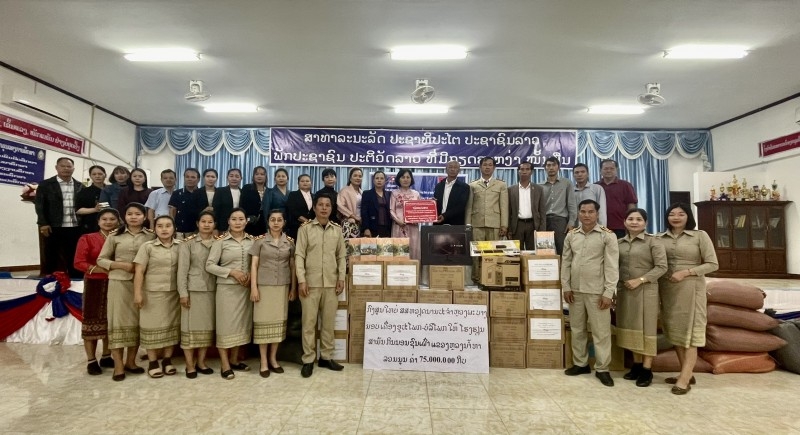 ຂອງຂວັນທີ່ມີຄວາມແທດກັບຕົວຈິງຫຼາຍຢ່າງ ໃຫ້ແກ່ຄູ ແລະ ນັກຮຽນຂອງໂຮງຮຽນກິນນອນຊົນເຜົ່າແຂວງຫຼວງນ້ຳທາ (ລາວ) ຂອງຂວັນທີ່ມີຄວາມແທດກັບຕົວຈິງຫຼາຍຢ່າງ ໃຫ້ແກ່ຄູ ແລະ ນັກຮຽນຂອງໂຮງຮຽນກິນນອນຊົນເຜົ່າແຂວງຫຼວງນ້ຳທາ (ລາວ)