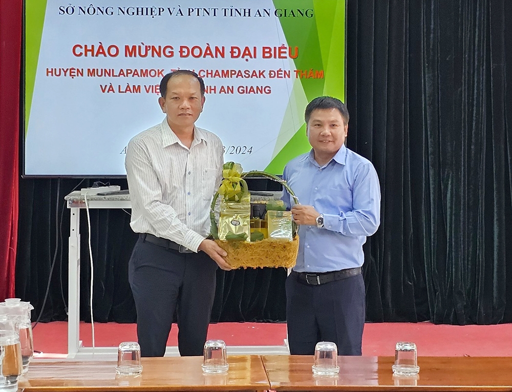 ເມືອງມຸນລະປາໂມກ (ແຂວງຈໍາປາສັກ, ປະເທດລາວ) ຮ່ຳຮຽນເອົາກະສິກຳຢູ່ແຂວງອານຢາງ ເມືອງມຸນລະປາໂມກ (ແຂວງຈໍາປາສັກ, ປະເທດລາວ) ຮ່ຳຮຽນເອົາກະສິກຳຢູ່ແຂວງອານຢາງ