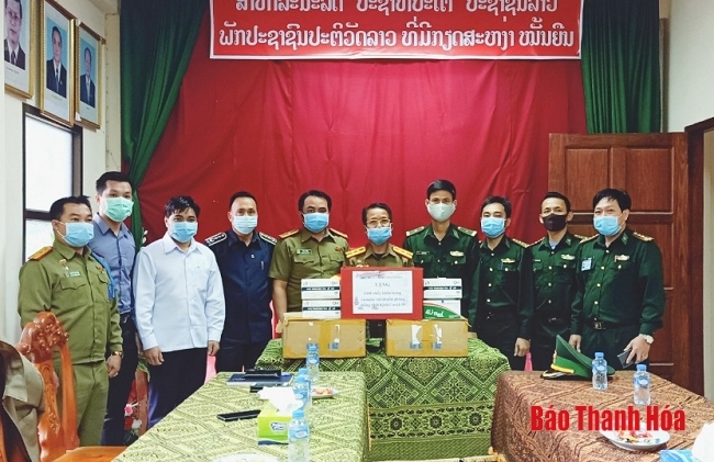 ທະຫານຊາຍແດນ ແທງຮວາ ມອບອ ປະກອນການແພດໃຫ ແຂວງຫ ວພ ນ ລາວ ເພ ອປ ອງກ ນພະຍາດ covid 19