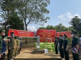 ກອງບ ນຊາການທະຫານ ຫວຽດນາມ ໄດ ມອບອ ປະກອນການແພດ ໃຫ ແກ ລາວ ເພ ອປ ອງກ ນ ແລະ ສະກ ດກ ນພະຍາດ covid 19