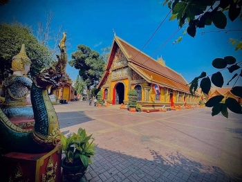 ຊຸດຮູບພາບ: ພໍ່ແມ່ປະຊາຊົນ ລາວ ປະຕິບັດຄຳສັ່ງແຍກຫ່າງໃນສັງຄົມ ໃນຊ່ວງບຸນປີໃໝ່