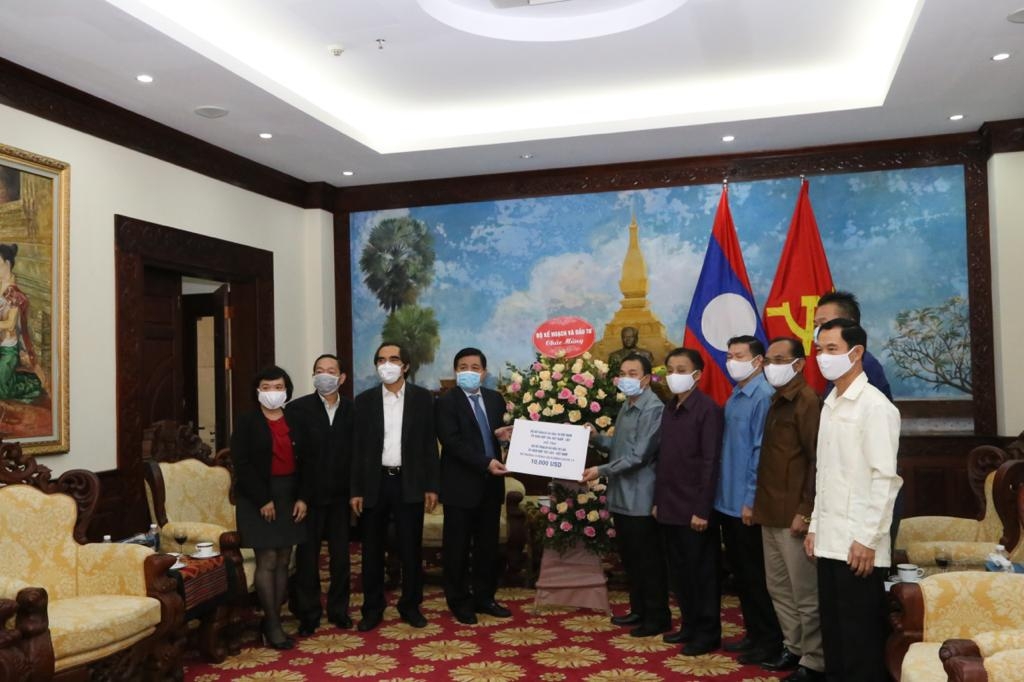 ກະຊວງແຜນການ ແລະ ການລົງທຶນ ຫວຽດນາມ ໄດ້ມອບອຸປະກອນການແພດ ໃຫ້ ສປປ.ລາວ ປ້ອງກັນພະຍາດ COVID-19 ກະຊວງແຜນການ ແລະ ການລ ງທ ນ ຫວຽດນາມ ໄດ ມອບອ ປະກອນການແພດ ໃຫ ສປປ ລາວ ປ ອງກ ນພະຍາດ covid 19