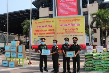 ກອງບັນຊາການທະຫານແຂວງກວາງຈິ ໄດ້ມອບເຄື່ອງອຸປະກອນຕ້ານ ພະຍາດ Covid-19 ໃຫ້ແຂວງສະຫັວນນະເຂດ