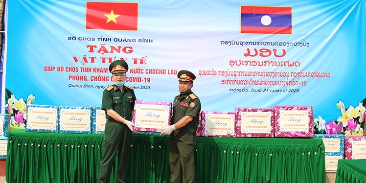 ກອງບັນຊາການທະຫານແຂວງກວາງບິ່ງ (ຫວຽດນາມ) ໄດ້ມອບເຄື່ອງອຸປະກອນການແພດໃຫ້ແກ່ແຂວງຄຳມ່ວນເພື່ອຕ້ານການລະບາດຂອງພະຍາດ Covid - 19 ກອງບ ນຊາການທະຫານແຂວງກວາງບ ງ ຫວຽດນາມ ໄດ ມອບເຄ ອງອ ປະກອນການແພດໃຫ ແກ ແຂວງຄຳມ ວນເພ ອຕ ານການລະບາດຂອງພະຍາດ covid 19
