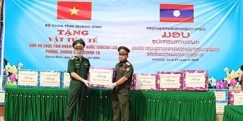 ກອງບັນຊາການທະຫານແຂວງກວາງບິ່ງ (ຫວຽດນາມ) ໄດ້ມອບເຄື່ອງອຸປະກອນການແພດໃຫ້ແກ່ແຂວງຄຳມ່ວນເພື່ອຕ້ານການລະບາດຂອງພະຍາດ Covid - 19