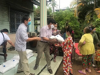 ແຂວງກຽນຢາງ ໄດ້ມອບຂອງຂວັນ ເພື່ອຊ່ວຍເຫຼືອປະຊາຊົນກຳປູເຈຍ ໃນການຕໍ່ສູ້ກັບພະຍາດ COVID-19