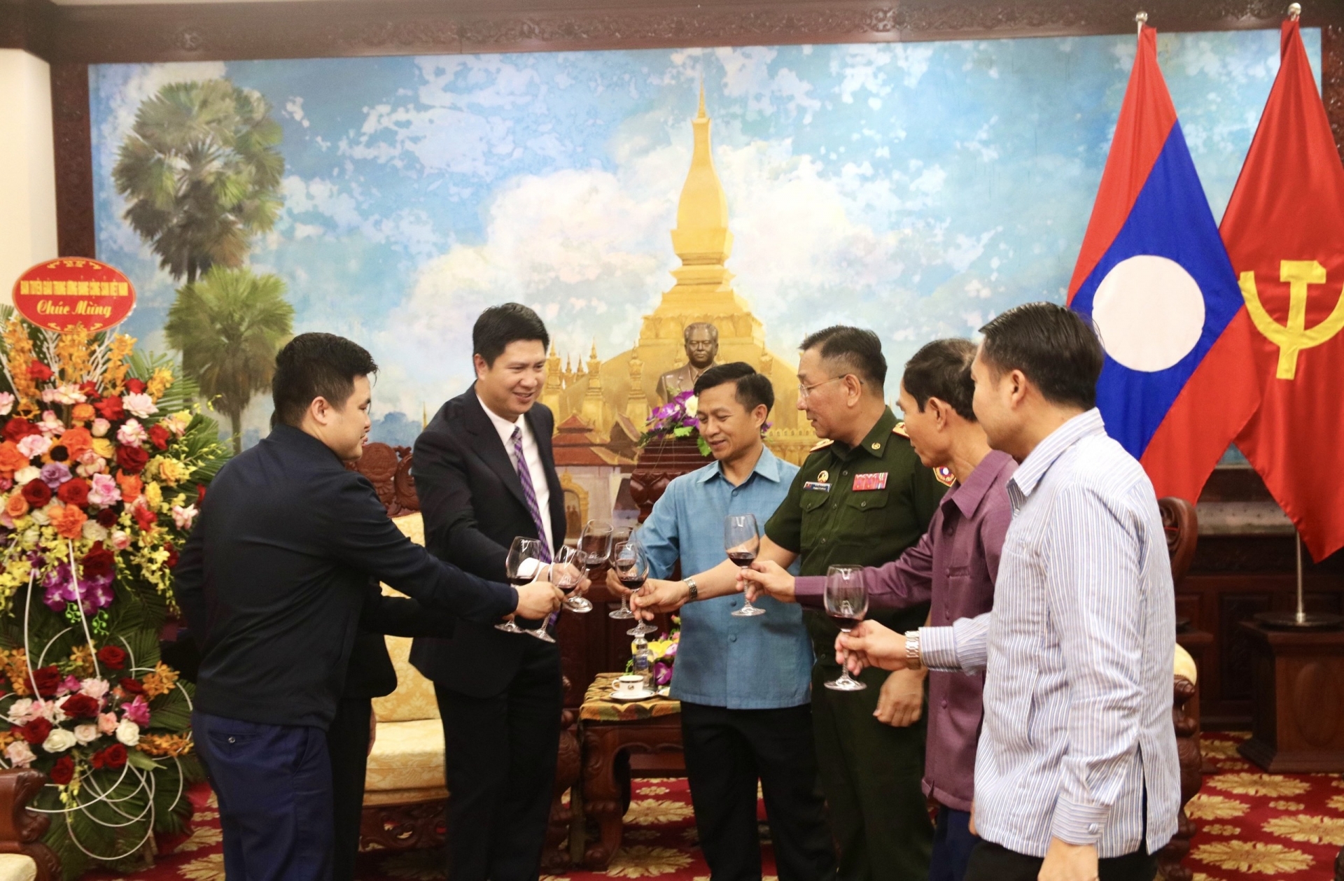 ຄະນະໂຄສະນາສຶກສາສູນກາງພັກກອມມູນິດ​ຫວຽດນາມ ໄດ້ໄປຢ້ຽມຢາມ ແລະ ອວຍພອນບຸນປີໃໝ່ລາວ ຢູ່ສະຖານທູດລາວ ປະຈຳຫວຽດນາມ