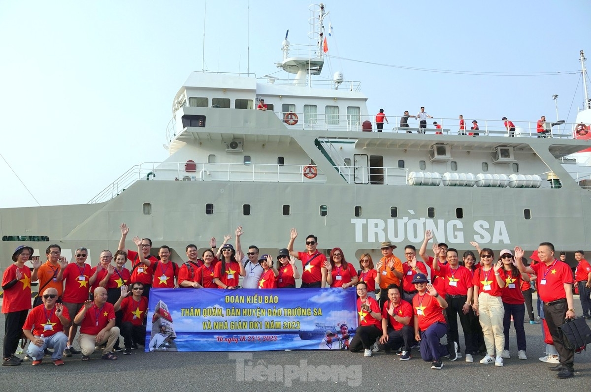 ຊາວຫວຽດນາມອາໄສຢູ່ຕ່າງປະເທດທີ່ມາຈາກ 22 ປະເທດໃນໂລກ ໄດ້ຢ້ຽມຢາມເກາະເຈື່ອງຊາ