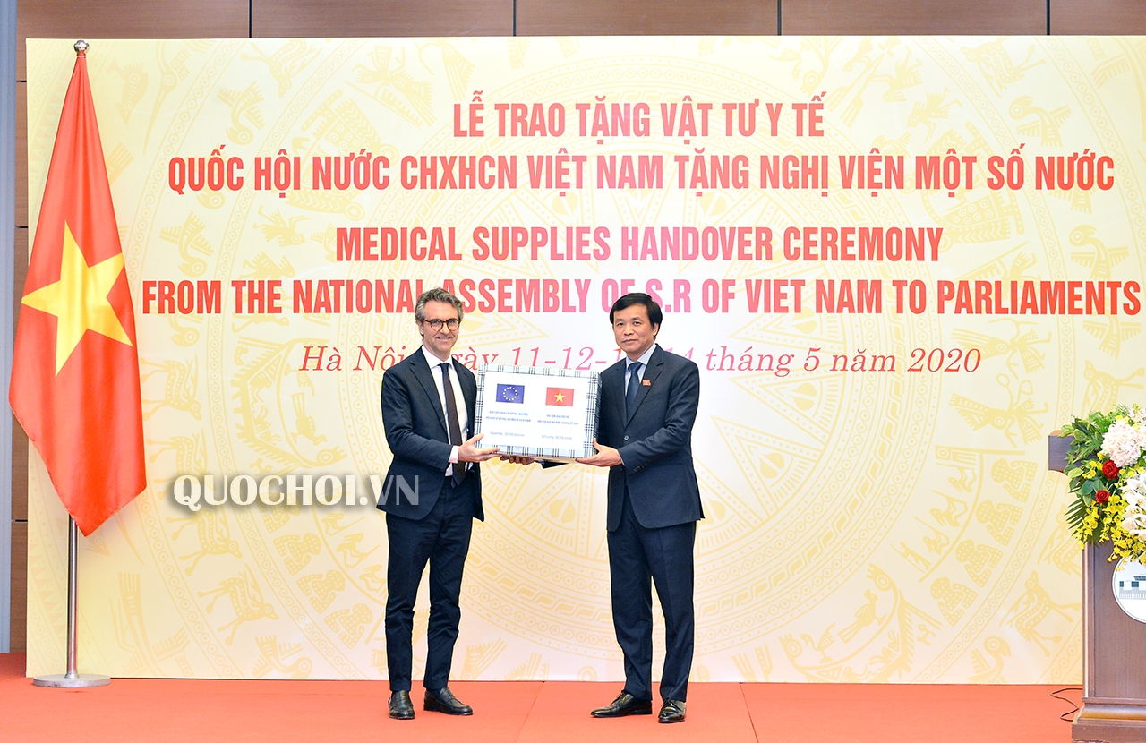 ສະພາແຫ ງຊາດຫວຽດນາມ ໄດ ມອບອ ປະກອນການແພດ ໃຫ ແກ ບ ນດາລ ດຖະສະພາສາກ ນ