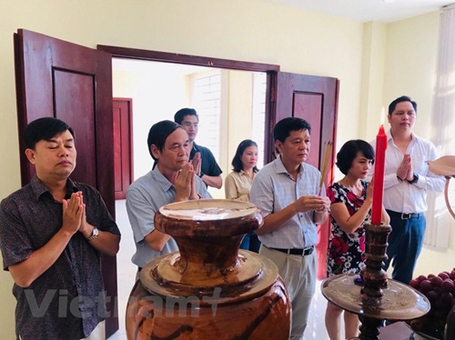 ສະຖານທ ດຫວຽດນາມ ປະຈຳລາວ ໄດ ຈ ດພ ທ ສະເຫ ມສະຫ ອງ 130 ປ ແຫ ງວ ນເກ ດ ຂອງປະທານໂຮ ຈ ມ ນ