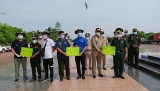 ທະຫານຊາຍແດນແຂວງບີງເຟືອກ ມອບຜ້າບັງປາກ ແລະ ເຄື່ອງນຸ່ງປ້ອງກັນ ໃຫ້ກຳລັງປະກອບອາວຸດ ກຳປູເຈຍ