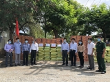 ມອບສິ່ງທີ່ຈຳເປັນ ແລະ ງົບປະມານການໃຊ້ຈ່າຍ ເພື່ອຊ່ວຍເຫຼືອຊາວຫວຽດນາມ ຢູ່ກຳປູເຈຍ ໃນການຕໍ່ສູ້ COVID-19