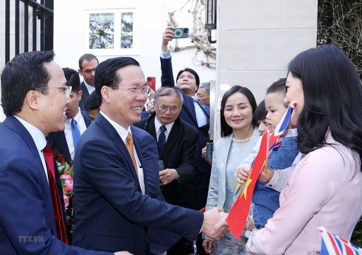 ທ່ານປະທານປະເທດ ຫວໍວັນເຖືອງ ຢ້ຽມຢາມປະຊາຄົມຊາວຫວຽດນາມ ແລະ ສະຖານທູດຫວຽດນາມ ປະຈຳ ອັງກິດ ທ່ານປະທານປະເທດ ຫວໍວັນເຖືອງ ຢ້ຽມຢາມປະຊາຄົມຊາວຫວຽດນາມ ແລະ ສະຖານທູດຫວຽດນາມ ປະຈຳ ອັງກິດ