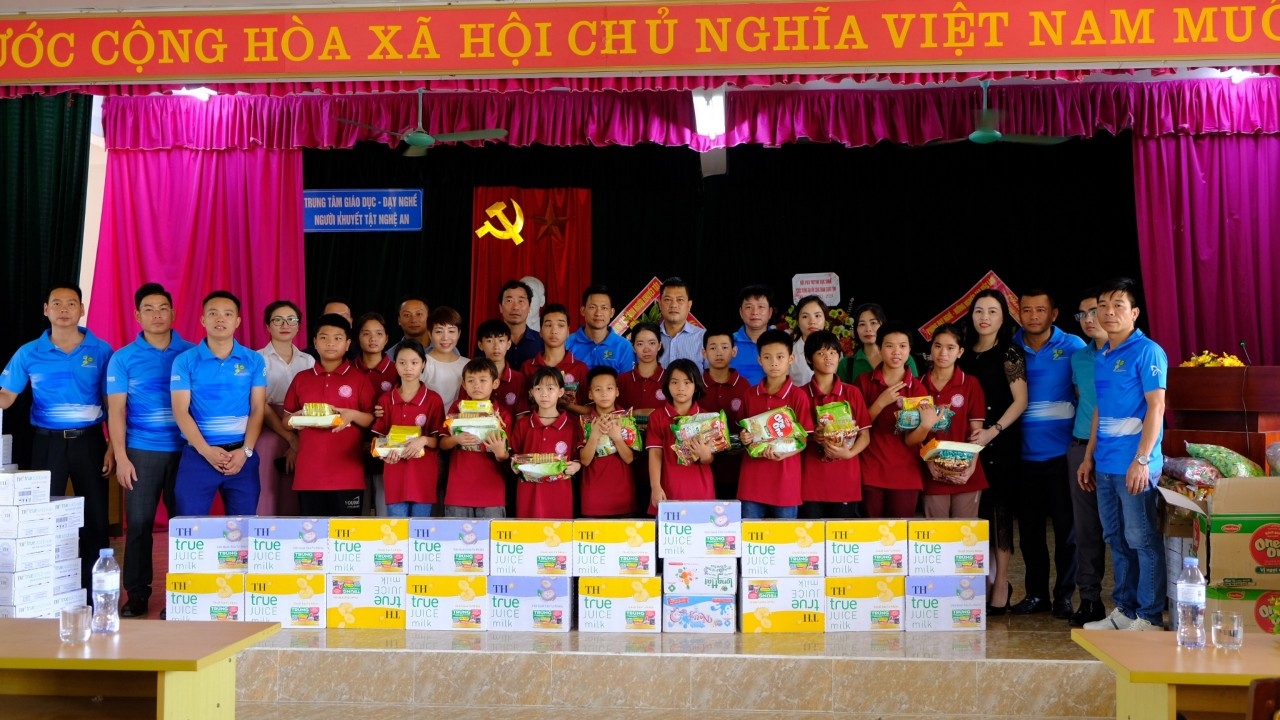 ມອບຂອງຂວັນຫຼາຍອັນ ໃຫ້ເດັກນ້ອຍພິການຢູ່ແຂວງ ເຫງ້ອານ ມອບຂອງຂວັນຫຼາຍອັນ ໃຫ້ເດັກນ້ອຍພິການຢູ່ແຂວງ ເຫງ້ອານ