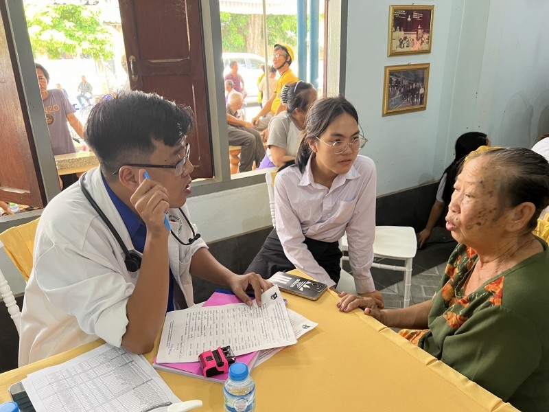 ຊາວຫວຽດນາມຢູ່ລາວ ສະແດງຄວາມດີໃຈທີ່ໄດ້ຮັບການກວດກາ, ມອບຂອງຂວັນ
