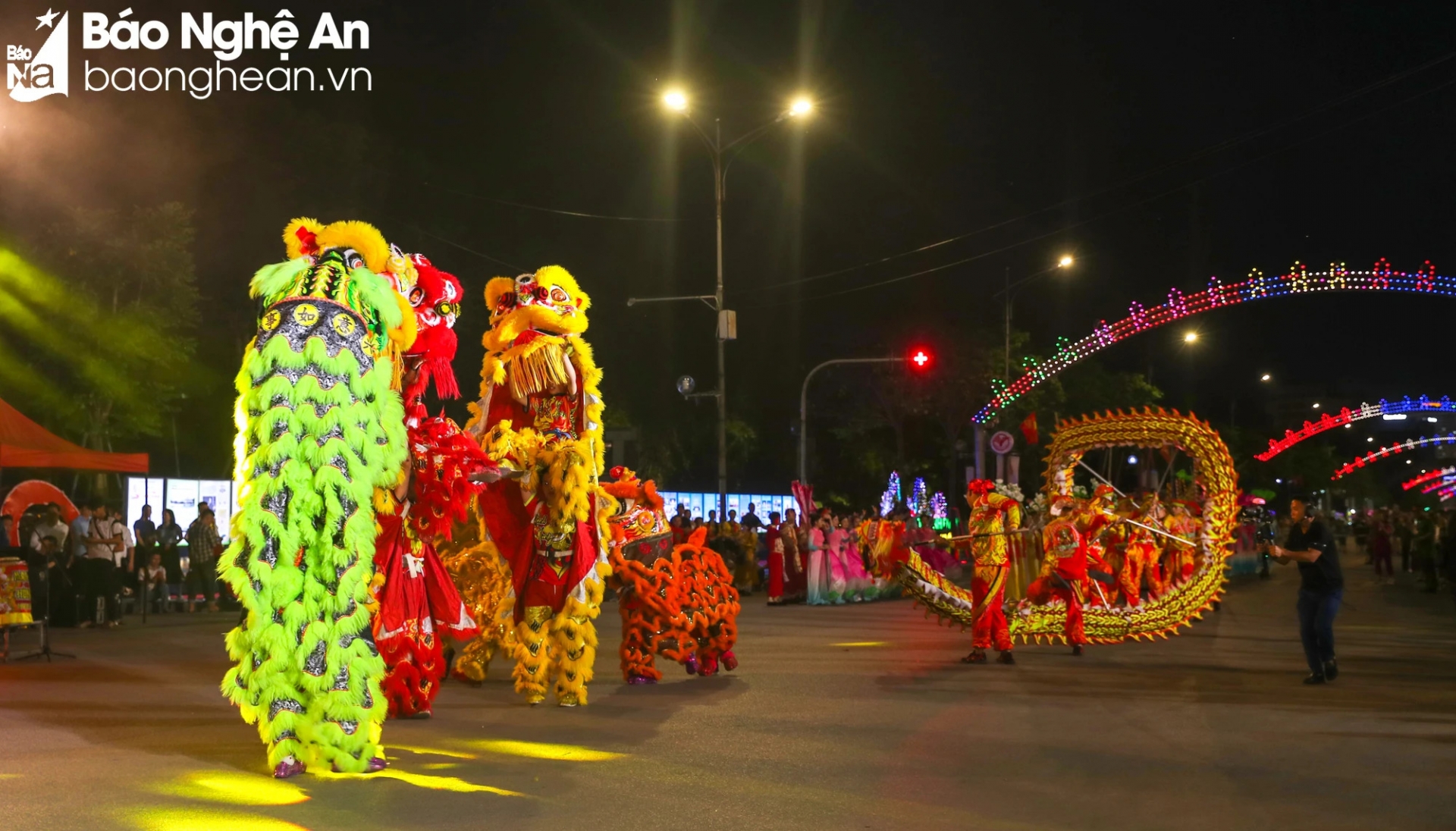 ຮູບພາບທີ່ປະທັບໃຈໃນງານບຸນ ທ້ອງ​ຖະ​ໜົນ “ບ້ານ​ເກີດ​ຍາມ​ລະ​ດູ​ບານດອກ​ບົວ​ເບັ່ງ​ບານ”