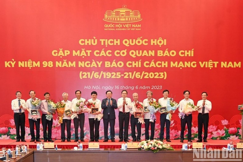 ສື່ມວນຊົນສືບຕໍ່ປະກອບສ່ວນສ້າງລັດແຫ່ງອຳນາດນິຕິບັນຍັດສັງຄົມນິຍົມຢູ່ ຫວຽດນາມ ສື່ມວນຊົນສືບຕໍ່ປະກອບສ່ວນສ້າງລັດແຫ່ງອຳນາດນິຕິບັນຍັດສັງຄົມນິຍົມຢູ່ ຫວຽດນາມ