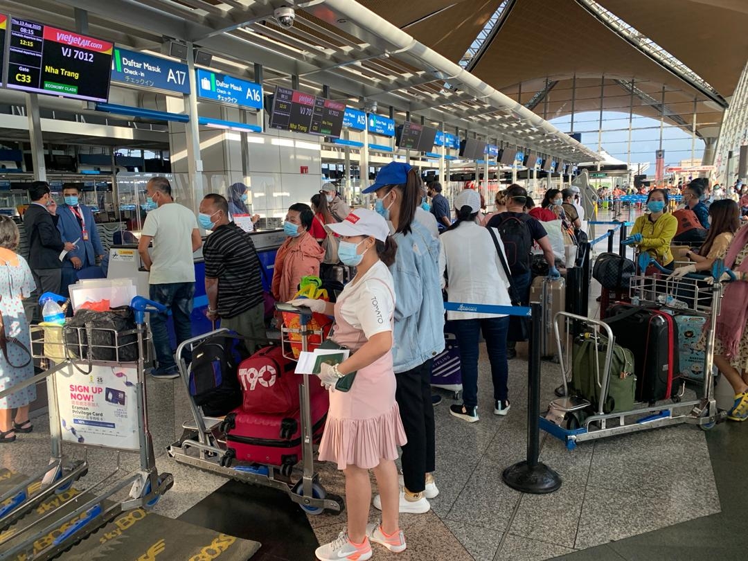 ຫວຽດນາມ ສ ບຕ ນຳສ ງພ ນລະເມ ອງປະມານ 240 ຄ ນ ຈາກມາເລເຊຍກ ບຄ ນປະເທດຢ າງປອດໄພ