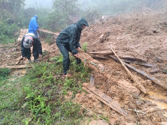 ຫຼາຍບ້ານ ຢູ່ເຂດ ຊາຍແດນຫວຽດນາມ - ລາວ ຖືກຕັດແຍກ ຍ້ອນນໍ້າຖ້ວມ ຫ າຍບ ານ ຢ ເຂດ ຊາຍແດນຫວຽດນາມ ລາວ ຖ ກຕ ດແຍກ ຍ ອນນ າຖ ວມ